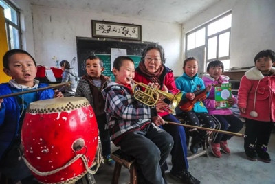 革命后代邓小岚倾尽生命培塑红色少年: 少年红,则中国红