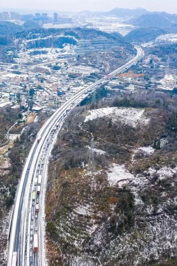 大雪冻住了湖北高速，却冻不住湖北人民的热心肠！