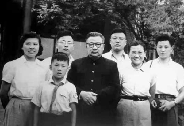 开国上将中唯一没打过仗的人,他的墓前每年都有无名鲜花