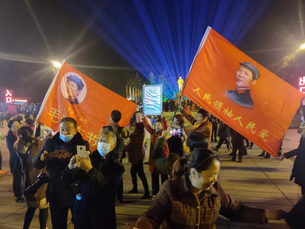 直击韶山：老人卧病在床前往、千人包专列到来，万人同唱东方红！