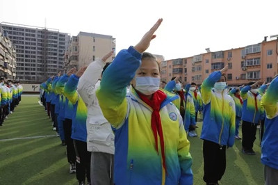 河北保定:“五老”宣讲红色历史 莲池区上好开学第一课