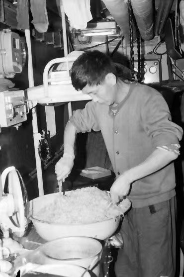 核潜艇90昼夜极限航行中付出巨大牺牲的三位英雄厨师