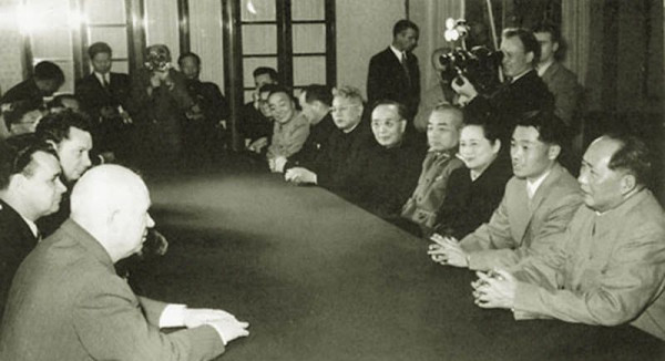 赫鲁晓夫全盘否定斯大林后,毛主席认为既揭了盖子也捅了娄子,继而认识到其政治品质不好