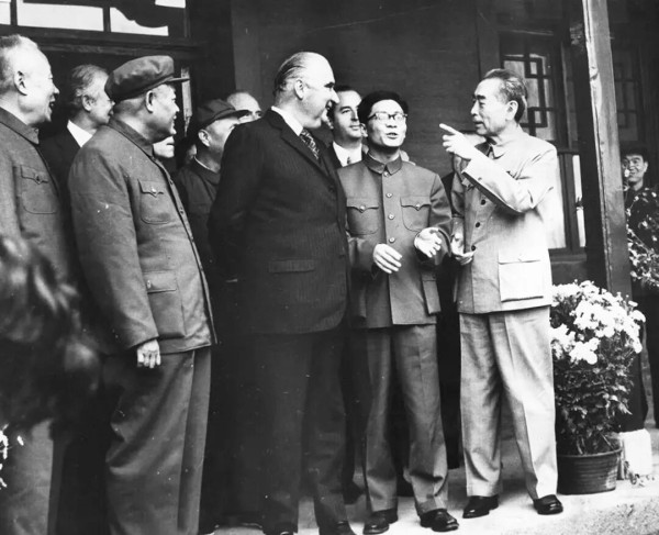 周恩来抱病陪同法国总统蓬皮杜参观云冈石窟
