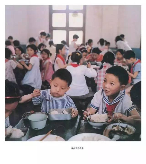 日本摄影家说:根本不用抓拍,1980年代的中国儿童每一个都那么纯真