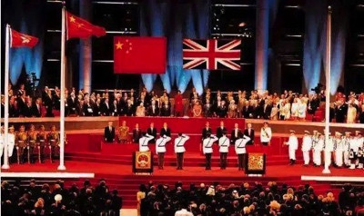 香港回归时让骄傲的英军当众“下岗”的谭善爱如今怎么样了?