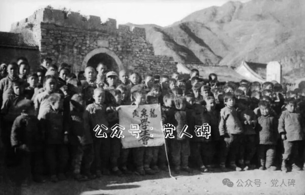 党人碑：从日本侵华时的奴化教育看课本为啥必须讲政治？