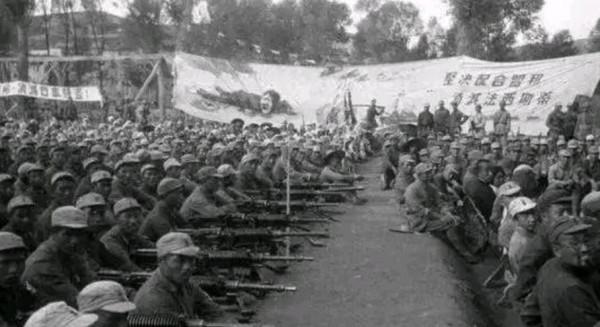 从炊事员怼贺敬之“等你把黄世仁枪毙了再给你菜吃”说起