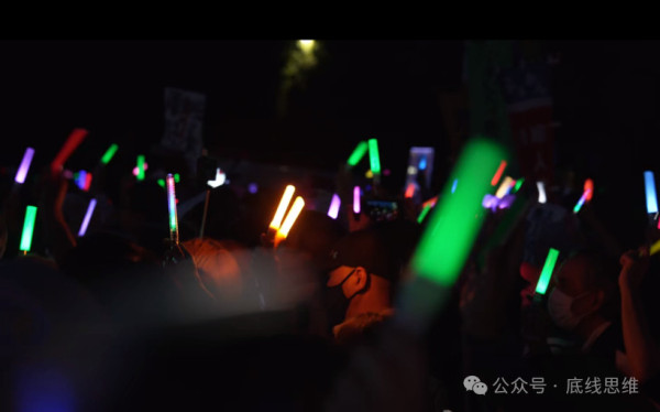 在喊高市下台的抗议现场，我听到了不一样的声音