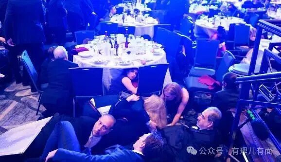 特朗普险遭枪击，白宫记者晚宴变逃命现场！