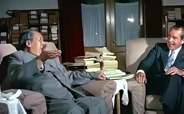 那段一百多米的检阅之路，是尼克松一辈子走过最漫长的一段路