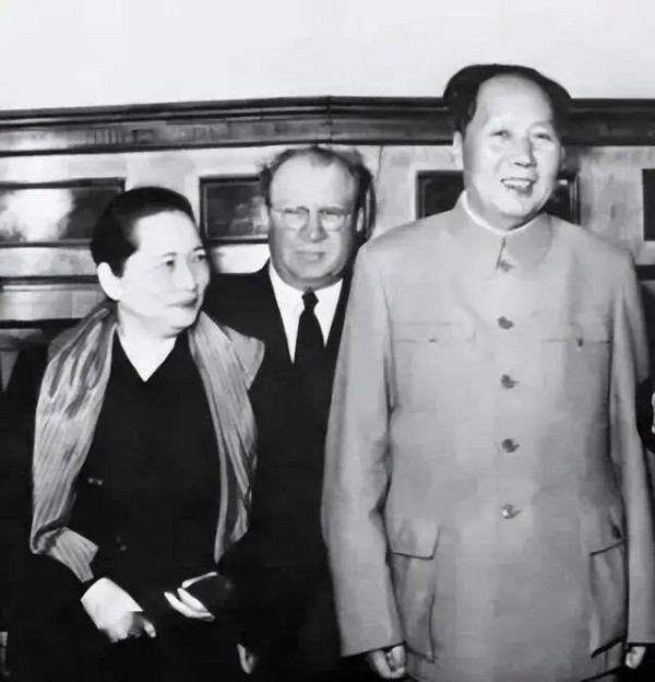 宋庆龄眼中的毛主席：“伟大事业的引路人”