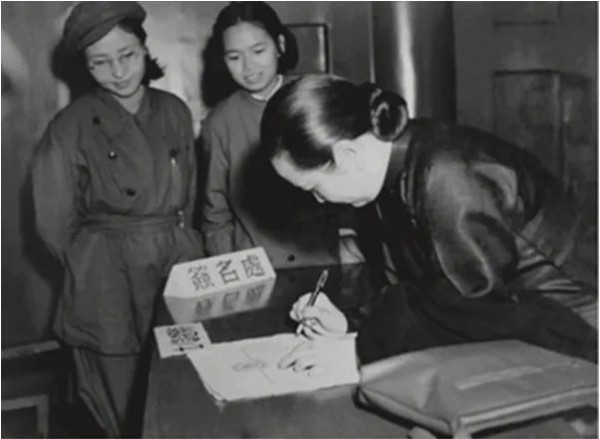 宋庆龄出席第一届人民政协会议,毛泽东穿中山装换皮鞋迎接