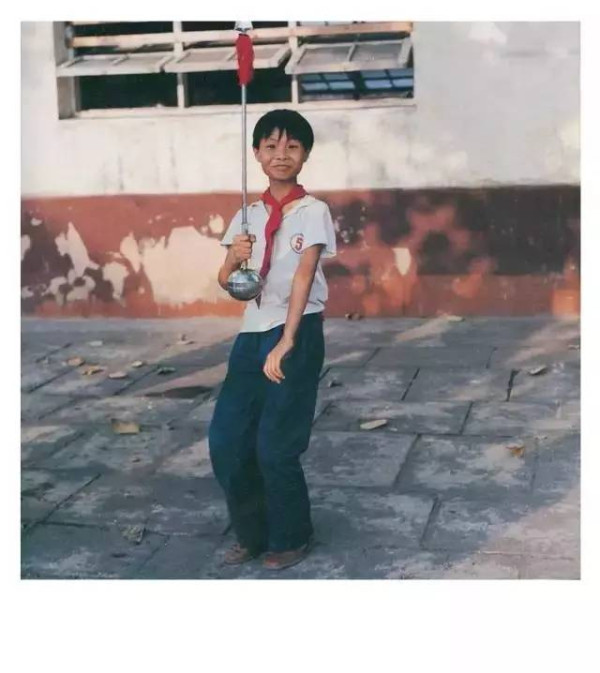 日本摄影家说:根本不用抓拍,1980年代的中国儿童每一个都那么纯真