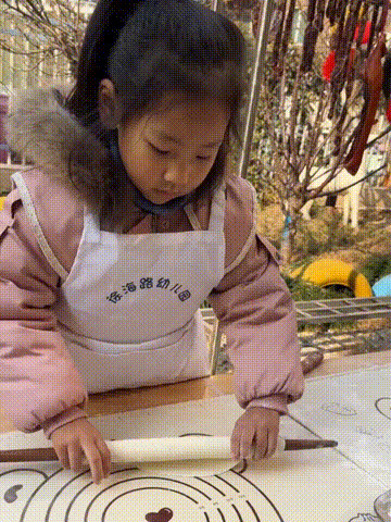 不折腾家长的徐州幼儿园，手工课居然教孩子炒菜做饭