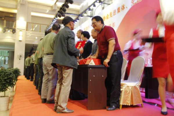 中国红色文化研究会老山精神专委会参加云南大理祥云县举行《党旗与誓言》《人民功臣》发行座谈会