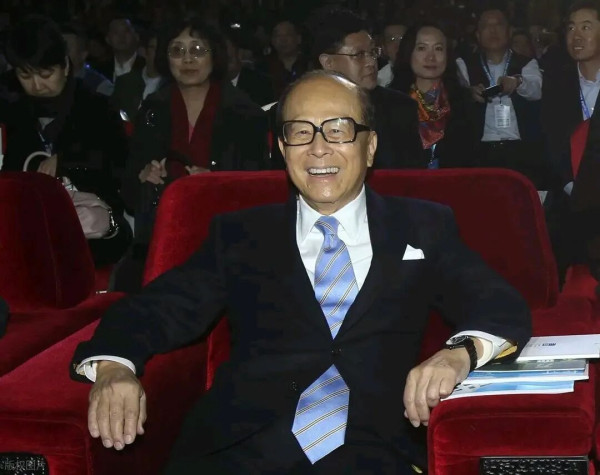 四大家族变三家，李嘉诚被边缘化，没了爱国心，再富也难站稳