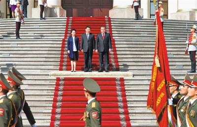 习近平同塔吉克斯坦总统拉赫蒙会谈