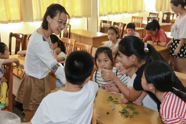 “替英雄同学尽孝”，这所大学的学生们坚持了15年