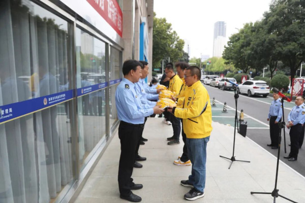 河南15名干部“卧底”送外卖“揪”食品安全问题，网友建议全国推广！