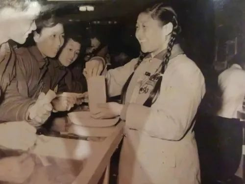 全国著名劳模张士珍去世,曾七受毛主席接见