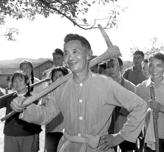 这位“农民将军”为什么能做到“零特权”家风?