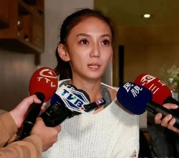 “太阳花女神”美国被捕，她被“台独”当工具使用了11年