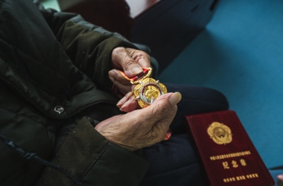 97岁老人的CT片上拍出一颗子弹,医生吓了一跳……