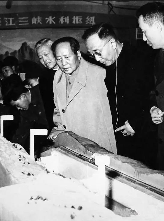 郭沫若从未写过“毛主席赛过我亲爷爷”