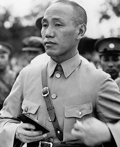 蒋介石有多下流?贴身秘书吐露真相:“白天干革命,晚上逛窑子”!