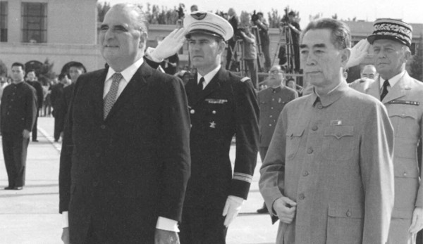 周恩来抱病陪同法国总统蓬皮杜参观云冈石窟