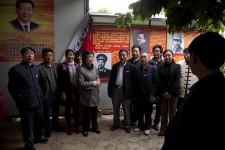 调整大小 贺晓明（中）、贺兴洲（贺龙侄孙）在丽江红色文化研究会办公地点与会员合影.JPG