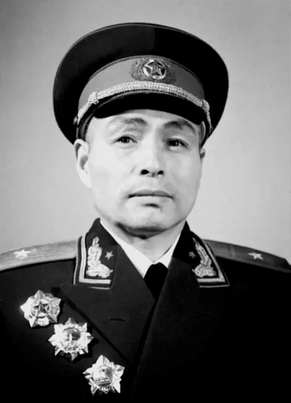 两任卫生部部长的开国少将,响应毛主席号召积极推广“赤脚医生”模式