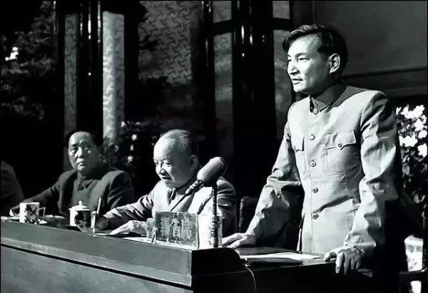 陈云：毛主席非常高明的地方，就是他用哲学思想培养了一代人