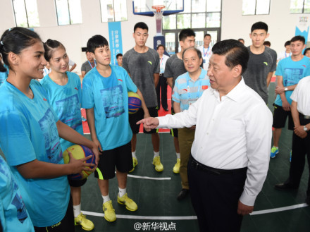 习近平看望青奥会中国体育代表团:我年轻时练过拳击