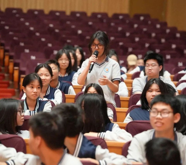 面对被逼村民劝降,杨靖宇说:“如果我们中国人都投降了,那还有中国吗?”