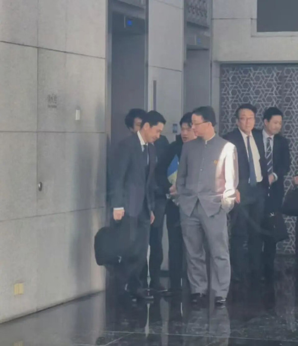 那年我双手插兜，一身五四青年服，俯视日夷！