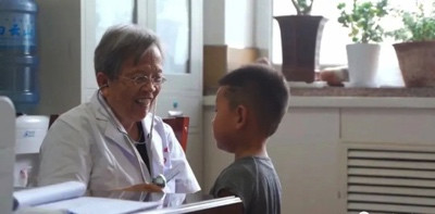 为了响应“把医疗卫生工作的重点放到农村去”的号召,她这一去就是50余年!