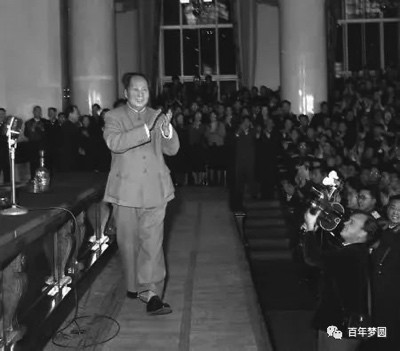你猜,今年录取的大学生互赠的成人礼是什么?