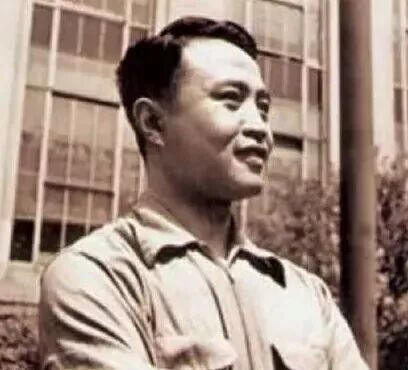 几十年前,那个登上《波士顿环球报》头版的青年是谁?