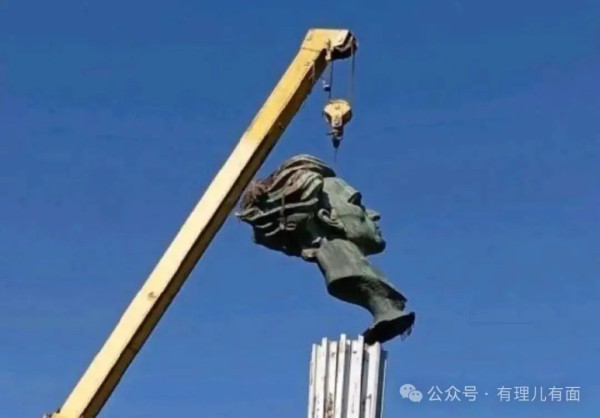 红场大阅兵让谁破了防?