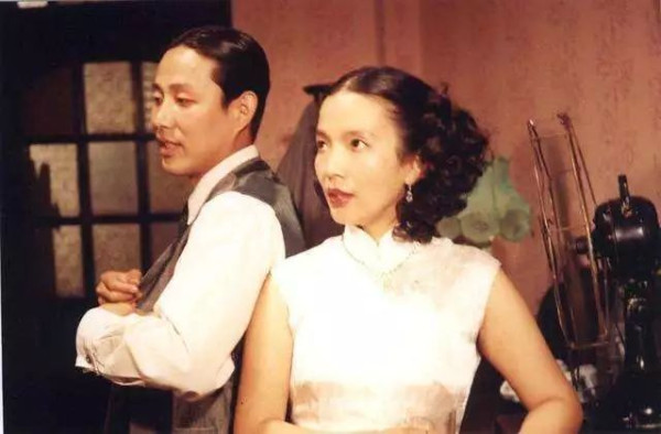 评《八佰》的立意：心疼管虎导演一秒钟