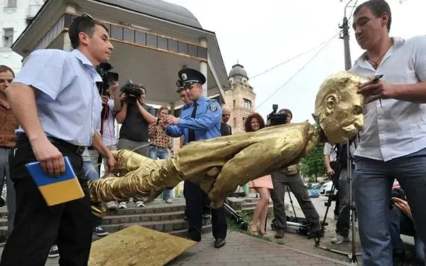 范晓伟:乌克兰推倒的不仅仅是奥斯特洛夫斯基的铜像