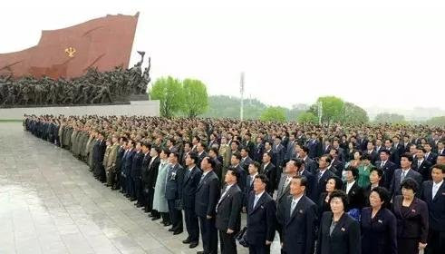 代表们前往太阳宫瞻仰金日成和金正日。