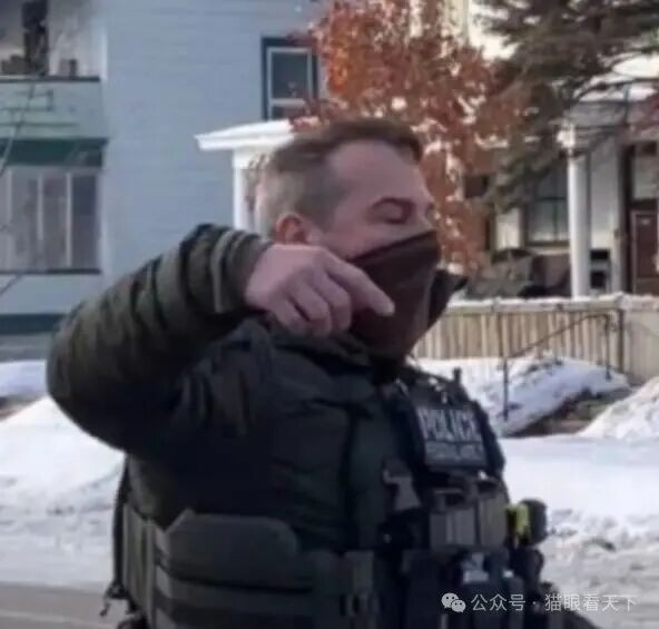 美国警察当街杀人，回旋镖再次扎中公知