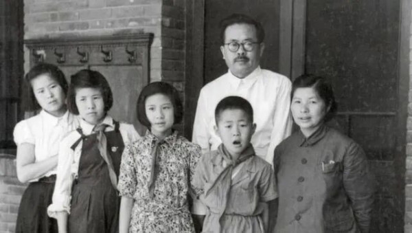 作为“党和人民的骆驼”的任弼时,为何一生有“三怕”?