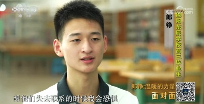 汶川地震中的“敬礼娃娃”如今长成了什么样子?