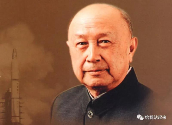 被美国软禁的钱学森发现一张毛主席合照,眼含热泪:这下有救了