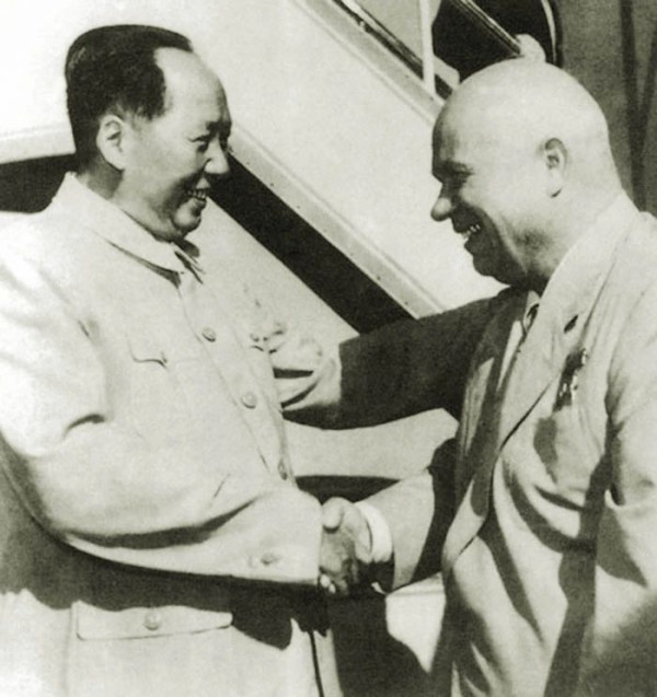 赫鲁晓夫全盘否定斯大林后,毛主席认为既揭了盖子也捅了娄子,继而认识到其政治品质不好