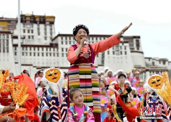 翻身农奴把歌唱：两位西藏女儿翻天覆地的人生故事